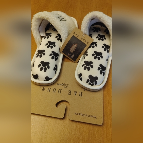💥HOST PICK💥NWT Rae Dunn Dog mom cushioned slippers - Picture 3 of 6